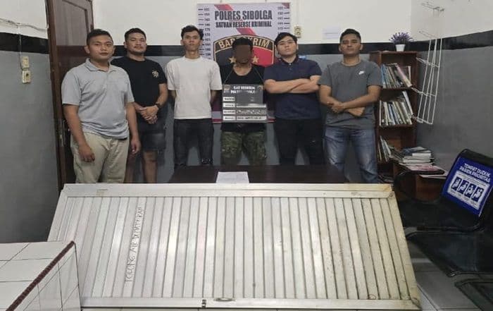 curi_pintu_kamar_mandi_di_taman_alunalun_buruh_nelayan_di_sibolga_ditangkap_polisi