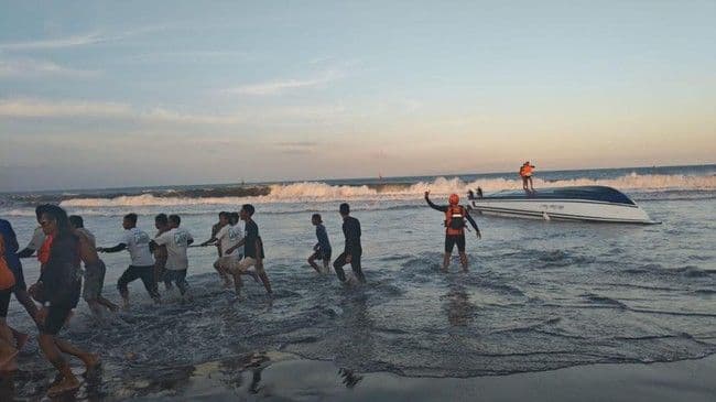 kapal_cepat_terbalik_di_perairan_sanur_dua_wna_tewas_