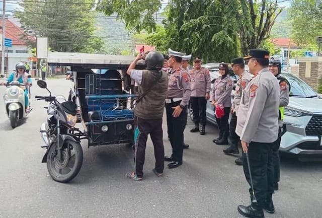 polres_sibolga_bagikan_bendera_merah_putih_gratis_sambut_hut_ri_ke80