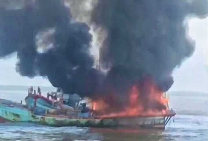 kapal_pukat_teri_km_merpati_indah_7_terbakar_di_perairan_belawan_abk_lompat_ke_laut
