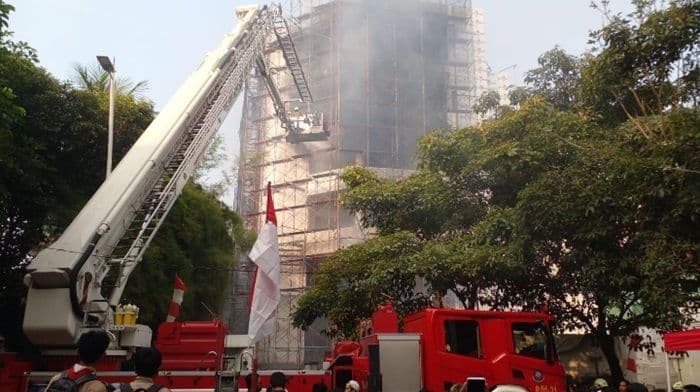 kebakaran_proyek_gedung_di_cikini_berhasil_dipadamkan_delapan_pekerja_dievakuasi_selamat