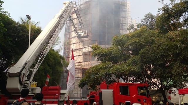 kebakaran_proyek_gedung_di_cikini_berhasil_dipadamkan_delapan_pekerja_dievakuasi_selamat