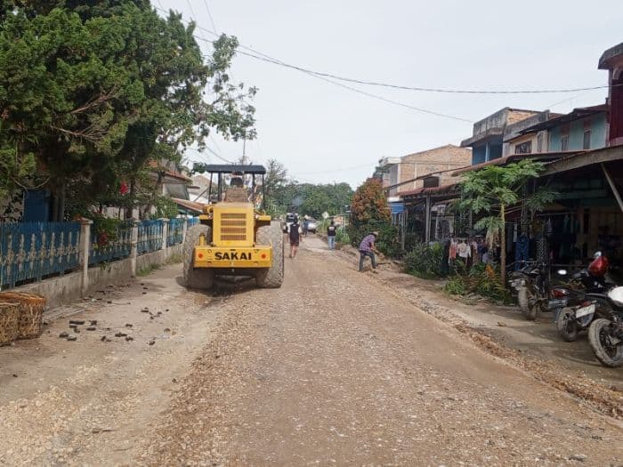 perbaikan_jalan_di_porsea_tanpa_rambu_pengaman_hingga_pelingung_diri