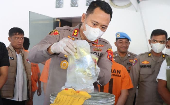 polres_batu_bara_musnahkan_hampir_2_kilogram_sabu_sitaan_dari_kurir_narkoba_