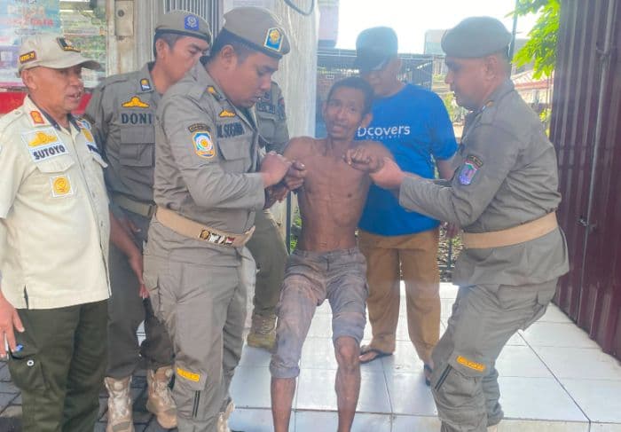 resahkan_warga_binjai_pria_diduga_odgj_diamankan_satpol_pp