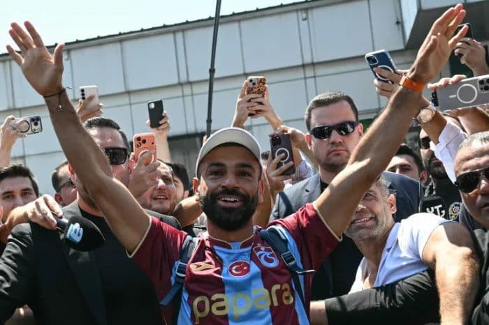 tiba_di_istanbul_mo_salah_disambut_meriah_pendukung_trabzonspor