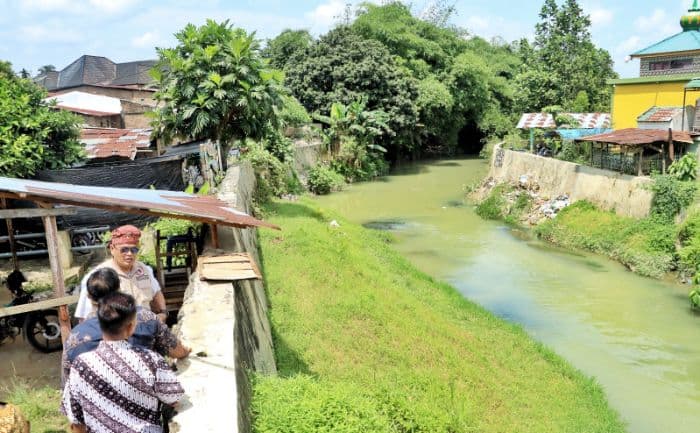 pasar_bawah_serbalawan_langganan_banjir_sungai_dan_tanggul_mulai_dibenahi