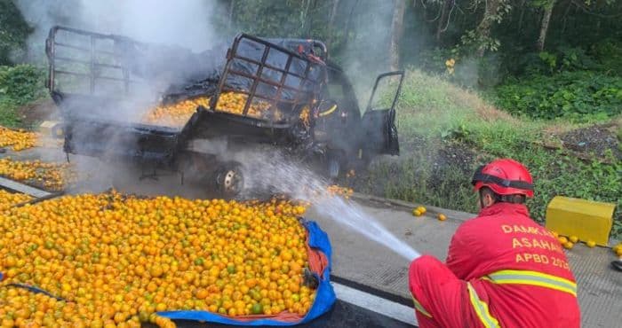 pick_up_bermuatan_1_ton_jeruk_terbakar_usai_tabrakan_di_kisaran_4_orang_luka