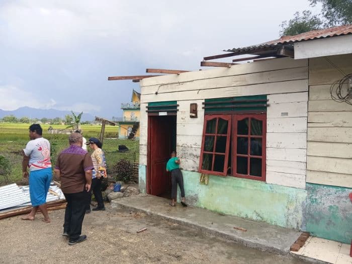 puting_beliung_terjang_dua_kecamatan_di_toba_tujuh_rumah_warga_rusak
