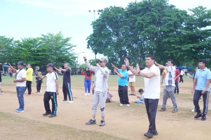 bupati_fery_sahputra_ajak_warga_labusel_hidup_sehat_lewat_senam_massal_di_sbbk