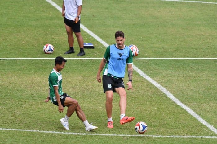 felipe_cadenazzi_cedera_engkel_saat_lawan_sriwijaya_fc
