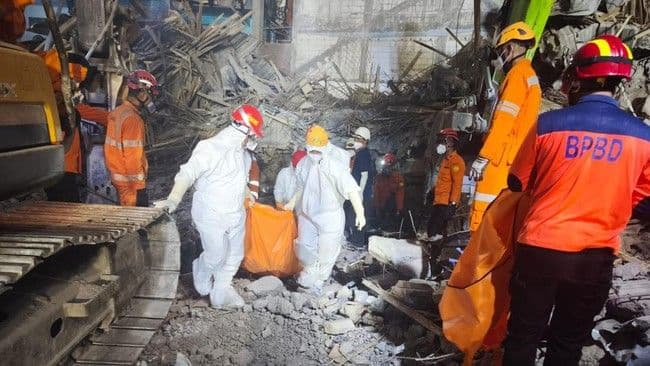 korban_tewas_ponpes_ambruk_jadi_45_orang_dua_diantaranya_potongan_tubuh