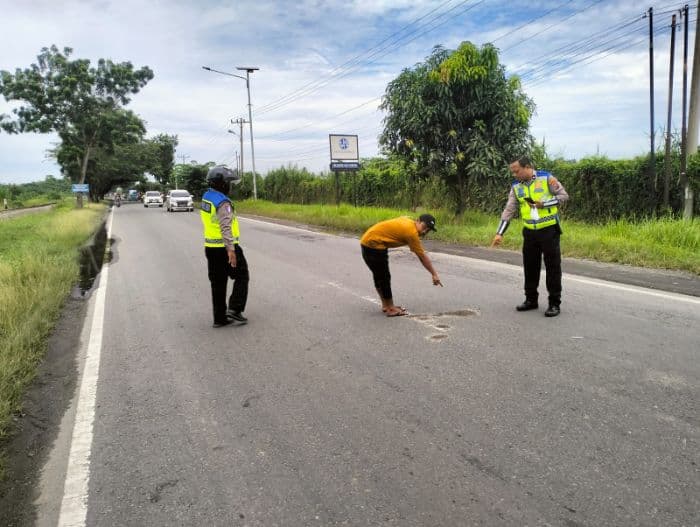 lakalantas_di_sergai_pengendara_moge_tewas_terlindas_truk_trailer_di_jalan_medantebing_tinggi