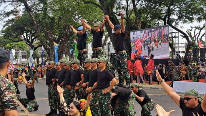 perayaan_hut_ke80_tni_warga_medan_padati_lapangan_merdeka