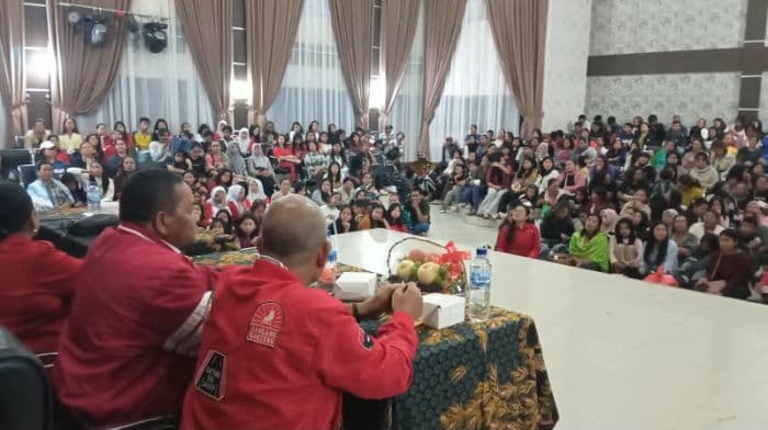 pdip_sumut_salurkan_bantuan_kepada_495_siswa_terdampak_keracunan_mbg_di_karo