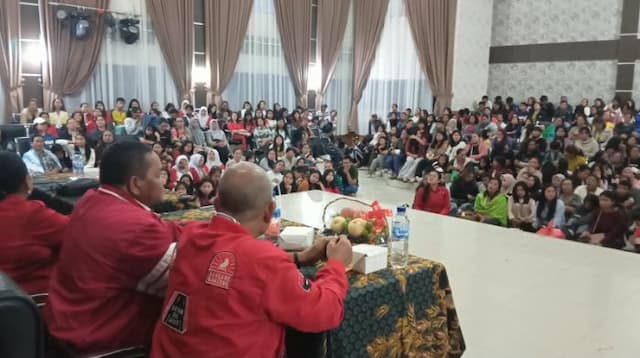 pdip_sumut_salurkan_bantuan_kepada_495_siswa_terdampak_keracunan_mbg_di_karo