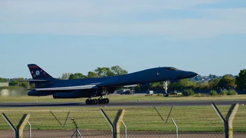 as_tarik_bomber_dari_pangkalan_inggris_pasca_insiden_raf