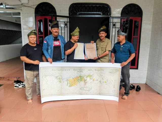 datuk_lima_puluh_serahkan_salinan_akta_dan_peta_konsesi_kepada_zuriat_tanjung_kasau