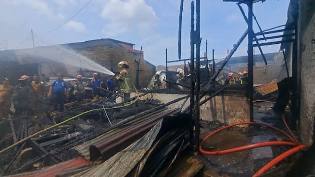 dua_rumah_terbakar_di_tanjung_rejo_tiga_kk_kehilangan_tempat_tinggal