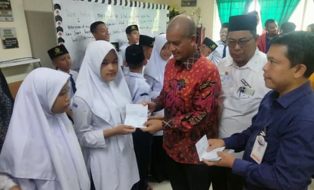 dugaan_keracunan_mbg_21_siswa_mtsn_2_kisaran_dapat_bantuan_rp500_ribu_dari_pdip_