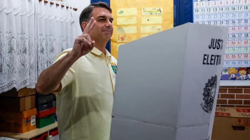 flavio_bolsonaro_unggul_atas_lula_pilpres_brasil_berlanjut_ke_putaran_kedua