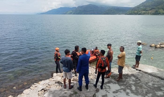 pencari_ikan_hilang_di_danau_toba_dayung_dan_sandalnya_ditemukan