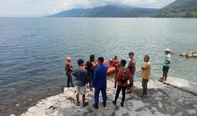 pencari_ikan_hilang_di_danau_toba_dayung_dan_sandalnya_ditemukan