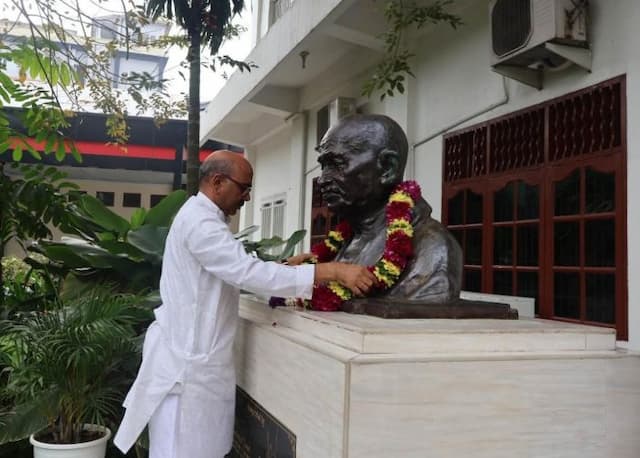 peringati_gandhi_jayanti_konjen_india_tekankan_pesan_perdamaian_dan_tanpa_kekerasan