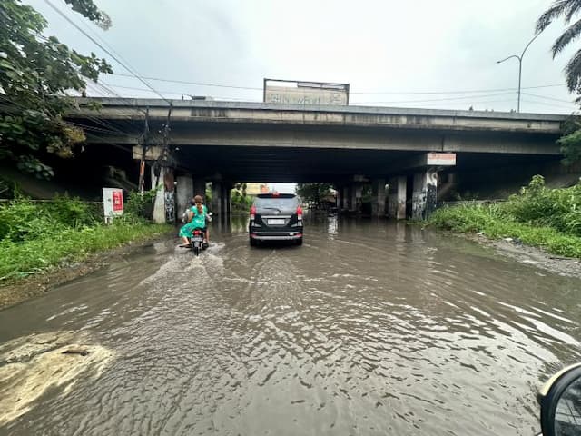 jadi_langganan_banjir_jalan_garuda_raya_perumnas_mandala_dikeluhkan_warga