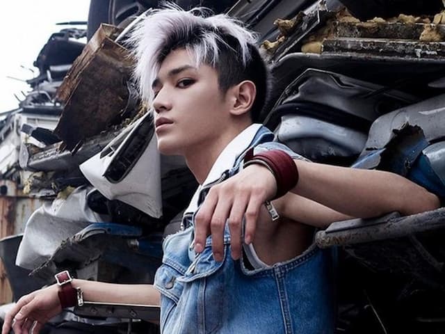 viral_di_jakarta_taeyong_nct_127_naik_jpo_dikejar_kucing_dan_kepo_warung_kerek_