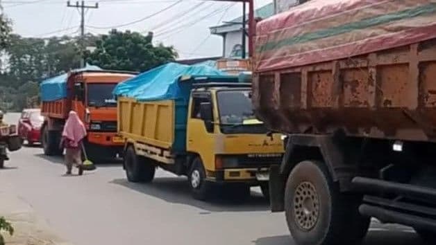 warga_bandar_labuhan_hadang_dump_truk_pengangkut_tanah_timbun_