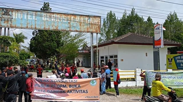 aksi_massa_warnai_konsultasi_publik_pascatambang_pt_dpm_di_dairi_simak_7_pernyataan_sikapnya
