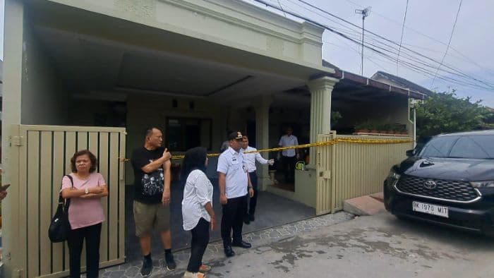 polisi_mulai_selidiki_penyebab_kebakaran_rumah_hakim_khamozaro_waruwu