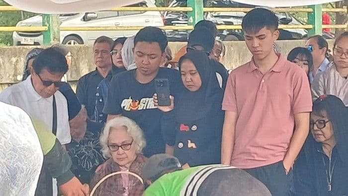 suasana_haru_iringi_pemakaman_totok_sardjan_ayah_mertua_once_mekel