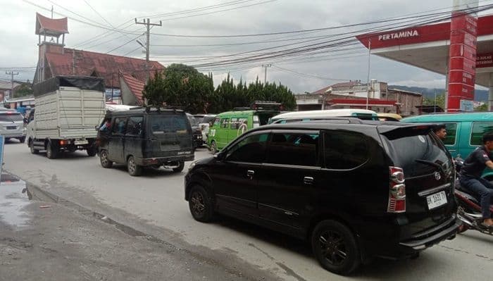 antrean_bbm_di_balige_membeludak_sopir_angkot_harus_tunggu_dua_hari
