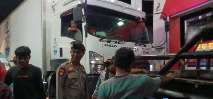 antrean_bbm_membeludak_di_raya_polres_simalungun_turun_tangan_atur_lalin
