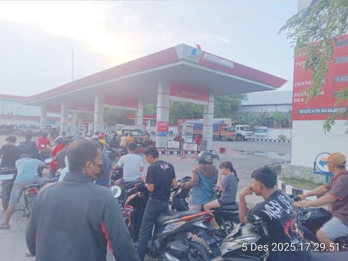 antrean_panjang_spbu_kampung_keling_tebing_tinggi_hentikan_barcode_sementara