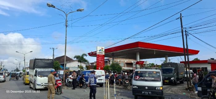 bbm_masih_langka_ribuan_warga_dairi_rela_menginap_di_jalur_antrean_spbu_demi_20_liter