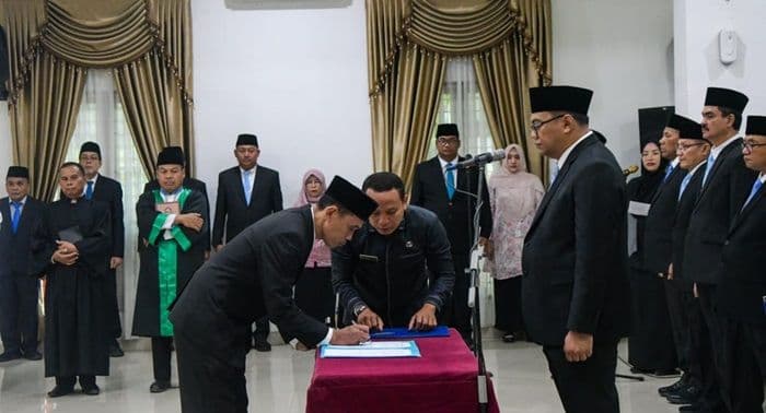 bupati_deli_serdang_lantik_13_pejabat_baru_rotasi_besarbesaran_guncang_dinas_pendidikan
