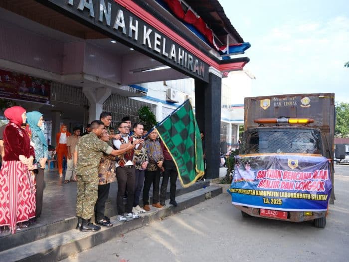 bupati_labusel_lepas_bantuan_bencana_tahap_ii_100_ton_beras_disiapkan