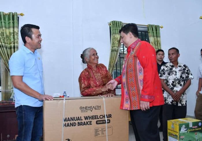 bupati_samosir_serahkan_bantuan_atensi_untuk_penyandang_disabilitas