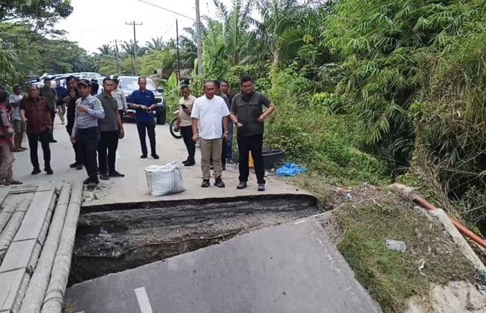 gubernur_bobby_nasution_tinjau_akses_jalan_putus_akibat_banjir_di_langkat_
