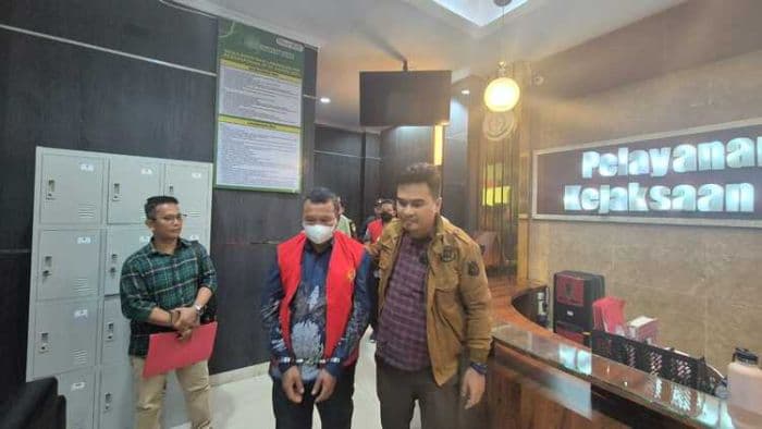 kejari_taput_tetapkan_kades_hutalontung_tersangka_korupsi_dana_desa_dan_ditahan