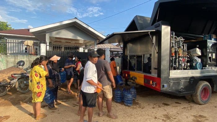polda_sumut_distribusikan_air_bersih_ke_tapteng_dan_sibolga
