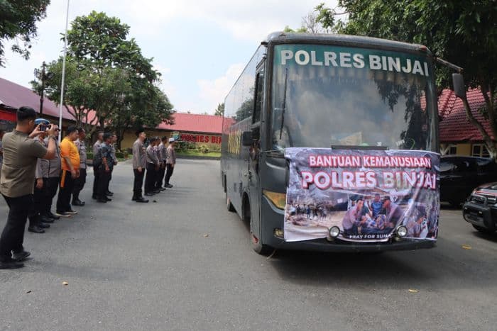polres_binjai_kirim_dua_truk_bantuan_logistik_untuk_korban_banjir_aceh_tamiang