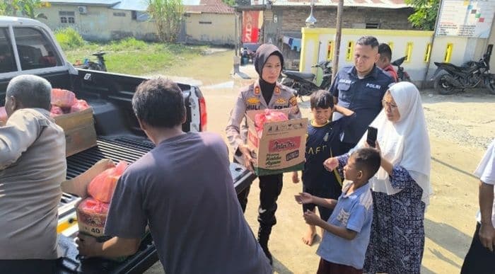 polresta_deli_serdang_salurkan_sembako_untuk_pengungsi_banjir_di_tanjung_sari