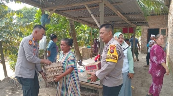 polsek_tanjung_morawa_gotong_royong_bangun_tanggul_dan_salurkan_sembako_pasca_banjir