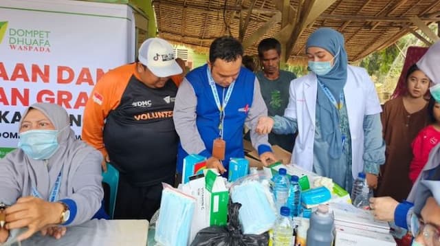 rs_sufina_aziz_berikan_layanan_kesehatan_gratis_untuk_warga_banjir_besitang