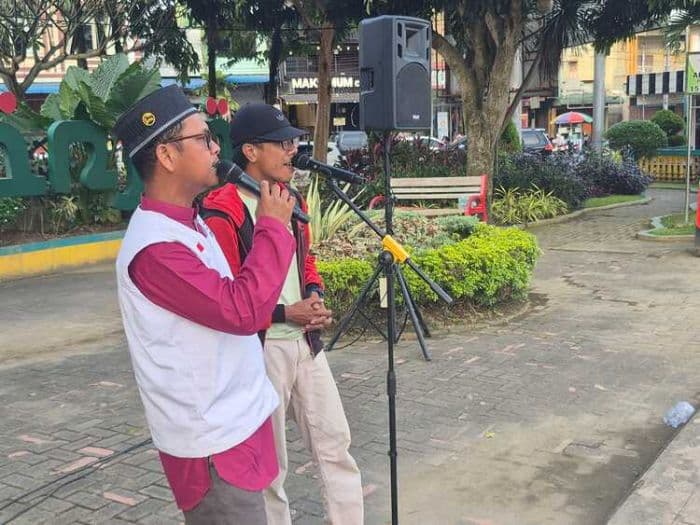 warga_binjai_ngamen_di_lampu_merah_kumpulkan_donasi_bantu_korban_banjir