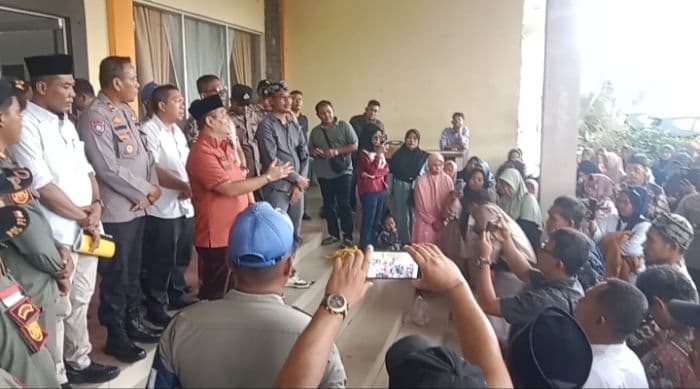 warga_trans_unit_iv_aliaga_datangi_kantor_bupati_palas_tuntut_kades_dinonaktifkan